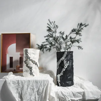 Kerámia váza, kézzel faragott üreges fekete-fehér modell szobák, lágy dekorációk, száraz virágok, virág betoldások, nappali